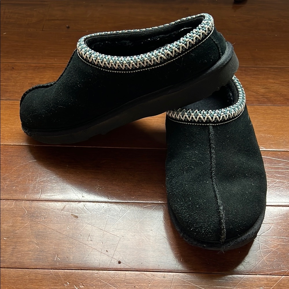 Ugg Tasman ii kid size 5 black. Good condition